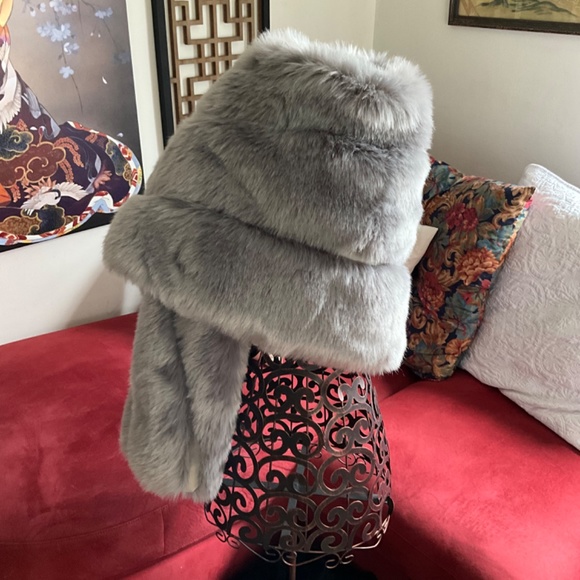 **FALL SALE** Faux Fur Wrap - Picture 2 of 4